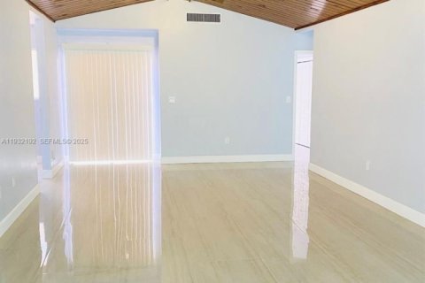 Снять в аренду виллу или дом в Пальметто-Бей, Флорида 3 спальни, 143.63м2, № 1990790 - фото 2