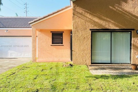 Снять в аренду виллу или дом в Пальметто-Бей, Флорида 3 спальни, 143.63м2, № 1990790 - фото 1