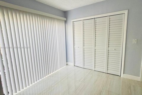 Снять в аренду виллу или дом в Пальметто-Бей, Флорида 3 спальни, 143.63м2, № 1990790 - фото 13