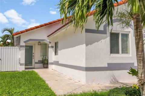 Villa ou maison à vendre à Miami, Floride: 3 chambres, 116.03 m2 № 1945513 - photo 2