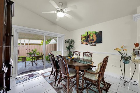 Villa ou maison à vendre à Miami, Floride: 3 chambres, 116.03 m2 № 1945513 - photo 15