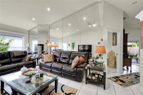 Villa ou maison à vendre à Miami, Floride: 3 chambres, 116.03 m2 № 1945513 - photo 12