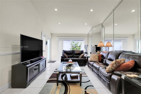 Villa ou maison à vendre à Miami, Floride: 3 chambres, 116.03 m2 № 1945513 - photo 13