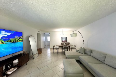 Condo in Hallandale Beach, Florida, 2 bedrooms  № 2076801 - photo 2