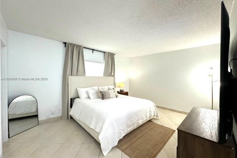 Condo in Hallandale Beach, Florida, 2 bedrooms  № 2076801 - photo 12