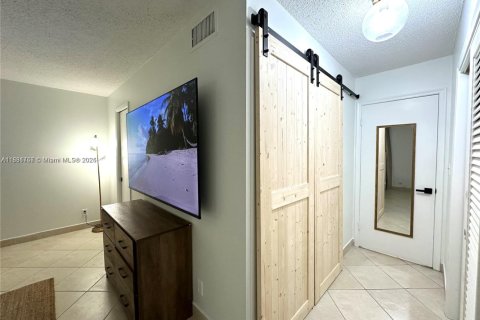 Condo in Hallandale Beach, Florida, 2 bedrooms  № 2076801 - photo 14