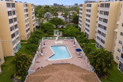 Condo in Hallandale Beach, Florida, 2 bedrooms  № 2076801 - photo 22
