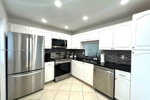 Condo in Hallandale Beach, Florida, 2 bedrooms  № 2076801 - photo 7