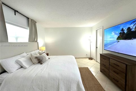 Condo in Hallandale Beach, Florida, 2 bedrooms  № 2076801 - photo 11