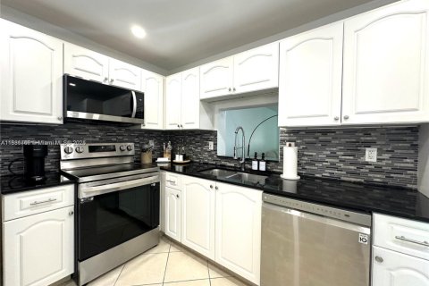 Condo in Hallandale Beach, Florida, 2 bedrooms  № 2076801 - photo 9