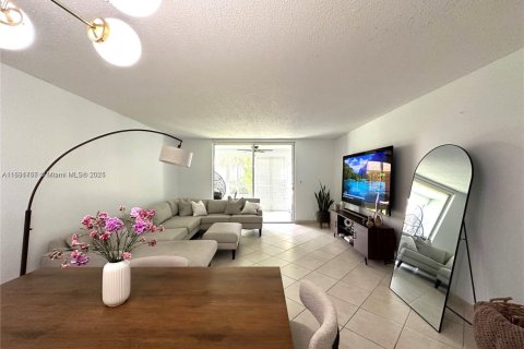 Condo in Hallandale Beach, Florida, 2 bedrooms  № 2076801 - photo 6