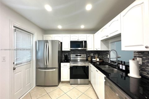 Condo in Hallandale Beach, Florida, 2 bedrooms  № 2076801 - photo 8