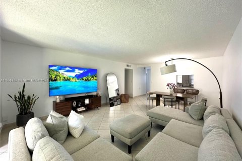 Condo in Hallandale Beach, Florida, 2 bedrooms  № 2076801 - photo 4