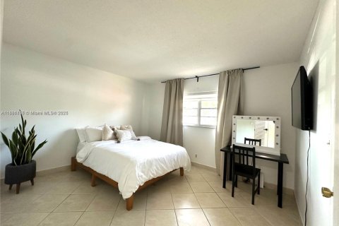 Condo in Hallandale Beach, Florida, 2 bedrooms  № 2076801 - photo 18