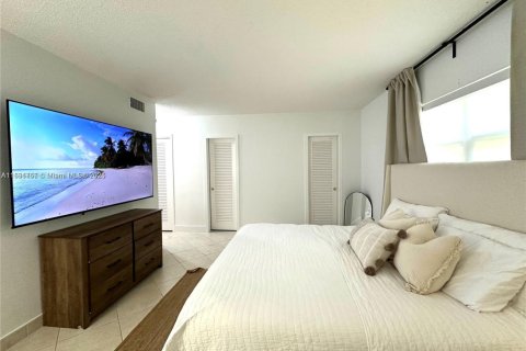 Condo in Hallandale Beach, Florida, 2 bedrooms  № 2076801 - photo 13