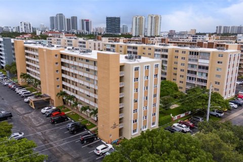 Condo in Hallandale Beach, Florida, 2 bedrooms  № 2076801 - photo 23