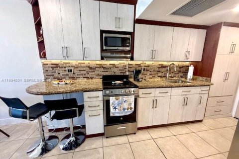 Купить кондоминиум в Санни-Айлс-Бич, Флорида 33.44м2, № 2056252 - фото 14