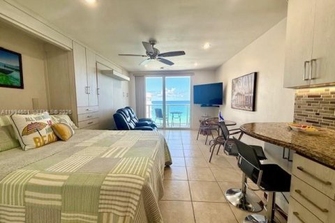 Купить кондоминиум в Санни-Айлс-Бич, Флорида 33.44м2, № 2056252 - фото 1