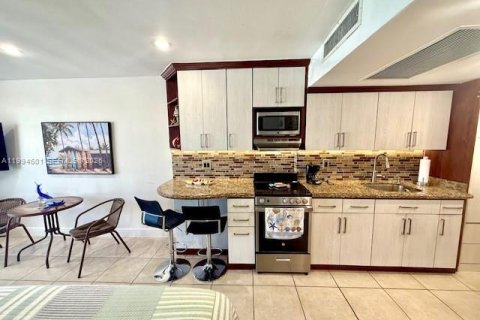 Купить кондоминиум в Санни-Айлс-Бич, Флорида 33.44м2, № 2056252 - фото 12