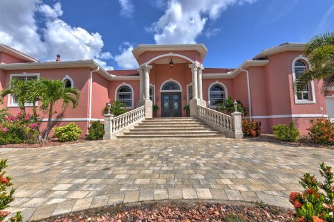 House in Port Charlotte, Florida 3 bedrooms, 323.39 sq.m. № 1758443 - photo 1
