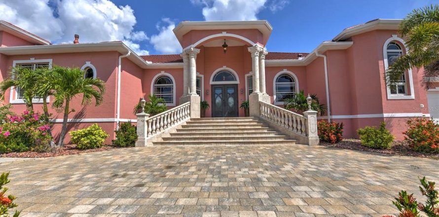 House in Port Charlotte, Florida 3 bedrooms, 323.39 sq.m. № 1758443