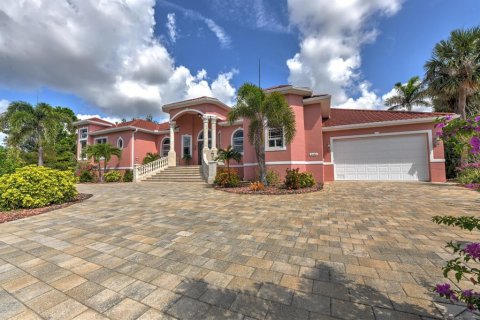 House in Port Charlotte, Florida 3 bedrooms, 323.39 sq.m. № 1758443 - photo 2