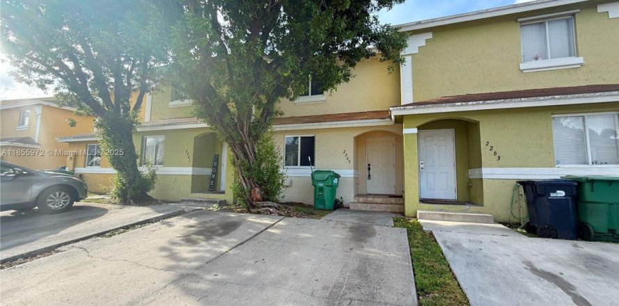 Touwnhouse à Opa-locka, Floride 3 chambres, 116.41 m2 № 1880372