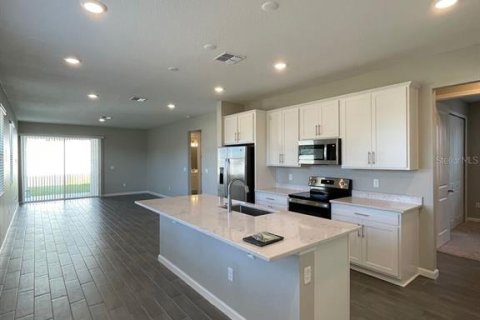 House in Haines City, Florida 3 bedrooms, 146.6 sq.m. № 2287090 - photo 6