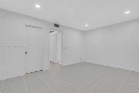 Copropriété à louer à Pembroke Pines, Floride: 1 chambre, 75.34 m2 № 2041057 - photo 12