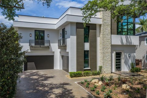 House in Tampa, Florida 3 bedrooms, 353.77 sq.m. № 2345374