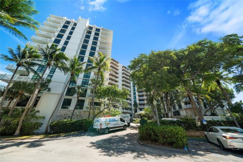 Condo in Key Biscayne, Florida, 2 bedrooms  № 2402471 - photo 22