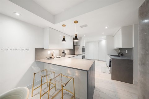 Condo in Key Biscayne, Florida, 2 bedrooms  № 2402471 - photo 7