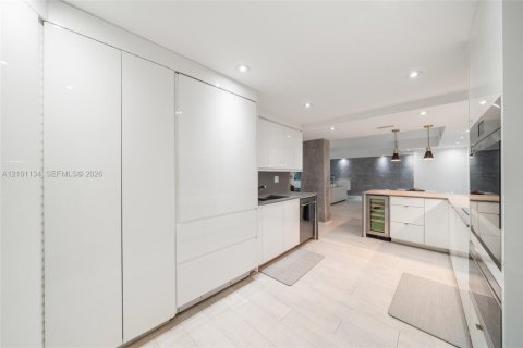 Condo in Key Biscayne, Florida, 2 bedrooms  № 2402471 - photo 8
