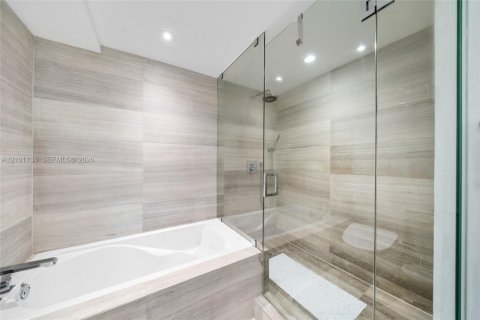 Condo in Key Biscayne, Florida, 2 bedrooms  № 2402471 - photo 19