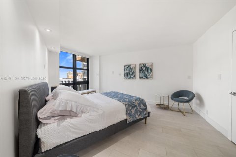 Condo in Key Biscayne, Florida, 2 bedrooms  № 2402471 - photo 16