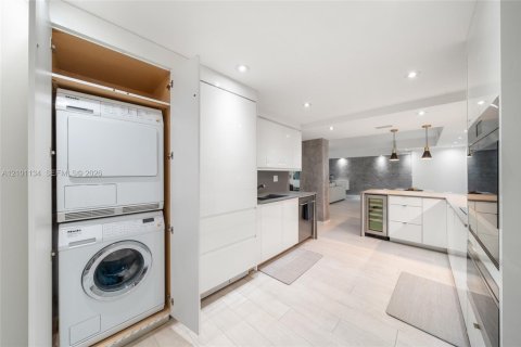 Condo in Key Biscayne, Florida, 2 bedrooms  № 2402471 - photo 11