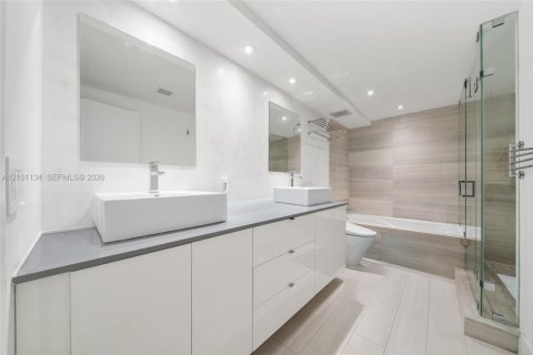 Condo in Key Biscayne, Florida, 2 bedrooms  № 2402471 - photo 18