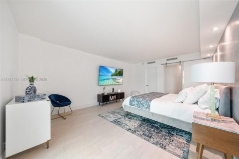 Condo in Key Biscayne, Florida, 2 bedrooms  № 2402471 - photo 15