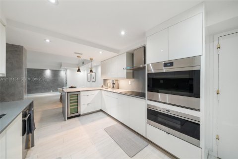 Condo in Key Biscayne, Florida, 2 bedrooms  № 2402471 - photo 10