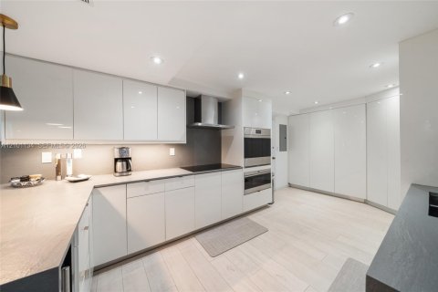 Condo in Key Biscayne, Florida, 2 bedrooms  № 2402471 - photo 9