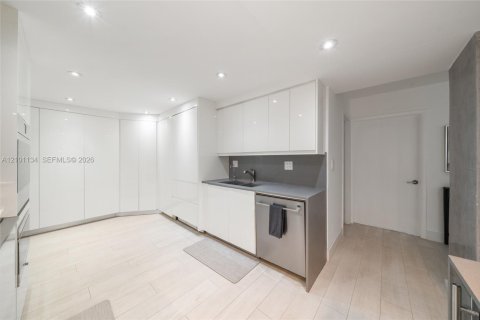 Condo in Key Biscayne, Florida, 2 bedrooms  № 2402471 - photo 12