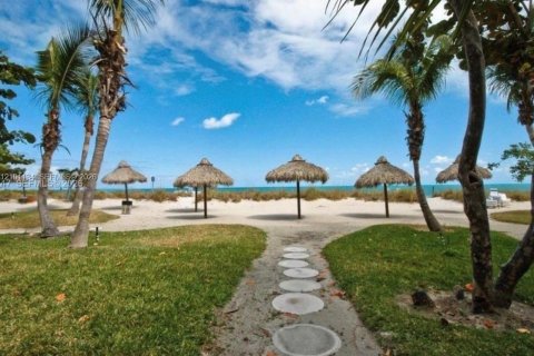 Condo in Key Biscayne, Florida, 2 bedrooms  № 2402471 - photo 23