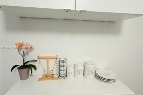 Condo in Miami Beach, Florida, 1 bedroom  № 2010282 - photo 9