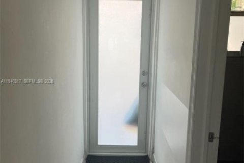 Condo in Miami Beach, Florida, 1 bedroom  № 2010282 - photo 16