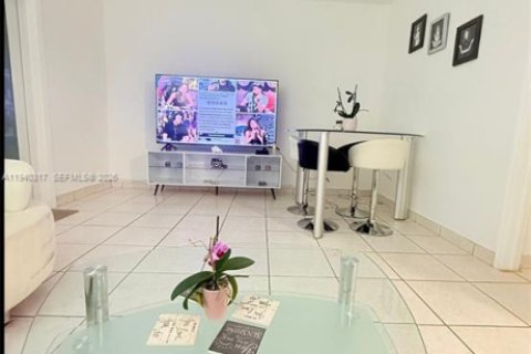 Condo in Miami Beach, Florida, 1 bedroom  № 2010282 - photo 5