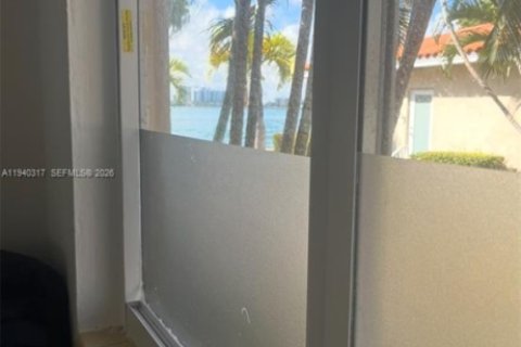 Condo in Miami Beach, Florida, 1 bedroom  № 2010282 - photo 17