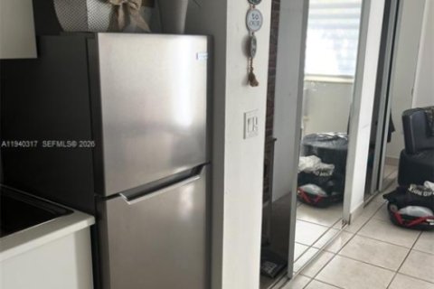 Condo in Miami Beach, Florida, 1 bedroom  № 2010282 - photo 6