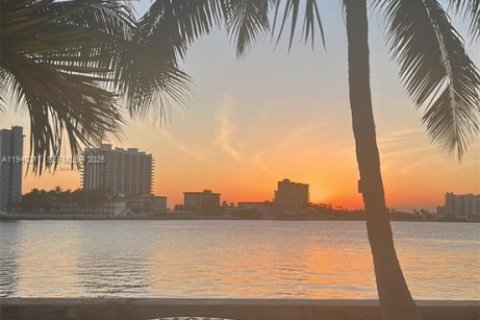 Condo in Miami Beach, Florida, 1 bedroom  № 2010282 - photo 13