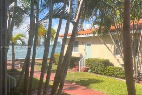 Condo in Miami Beach, Florida, 1 bedroom  № 2010282 - photo 18