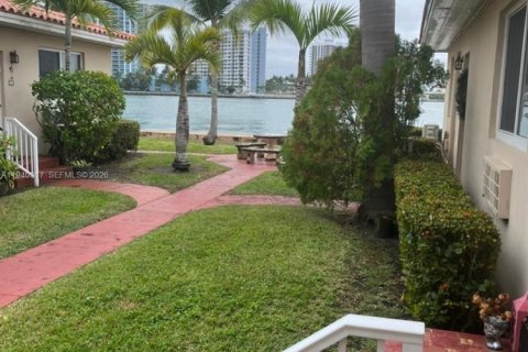 Condo in Miami Beach, Florida, 1 bedroom  № 2010282 - photo 2